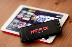 Vista del logo de Netflix en una tableta y teléfono móvil.