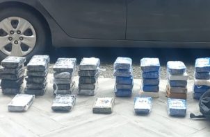 Un total de 45 paquetes de droga llevaba la funcionaria en el vehículo. Foto: DIomedes Sänchez 