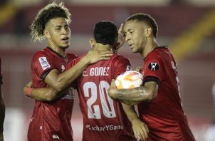 Emmanuel Gómez (c) de San Miguelito celebra su gol ante Verdes, junto a  Michael Casazola (izq.) y Gabriel Torres. Foto: EFE