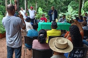 El titular de MiAmbiente, Milciades Concepción se reunió con pobladores de estas comunidades colonenses. Foto: Diomedes Sánchez 