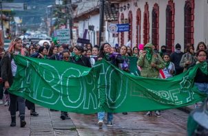 Mujeres participan en una manifestación por un aborto legal y seguro en México. Foto: EFE