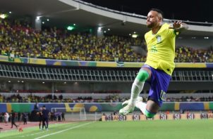 Neymar festeja uno de sus goles contra Bolivia en la eliminatoria de Sudamérica. Foto: EFE