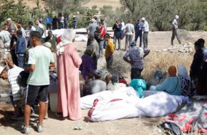 Varias personas entierran a sus fallecidos en la aldea de Tafagajt, en Marruecos. Foto: EFE