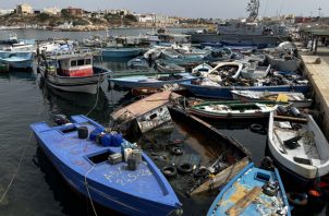 Decenas de pateras usadas por los inmigrantes para cruzar el Mediterráneo que se acumulan en el puerto de la isla italiana de Lampedusa. Foto: EFE