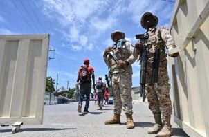Militares dominicanos vigilan la frontera en Dajabón (República Dominicana). Foto: EFE/Jorge Báez