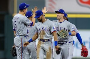 Los jugadores de los Rangers festejan su segundo triunfo ante los Astros. Foto: EFE