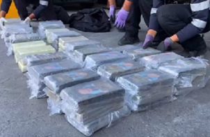 Se contabilizaron 73 paquetes rectangulares de drogas, forrados en cinta adhesiva. Foto: Diomedes Sánchez S.