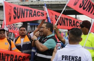Grupos de trabajadores, ambientalistas y otros protestan en contra del Contrato Minero. Foto: EFE