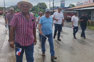 Los productores participaron en una caminata pacífica este viernes por las calles de Las Tablas hasta la gobernación de la provincia. Foto. Thays Domínguez