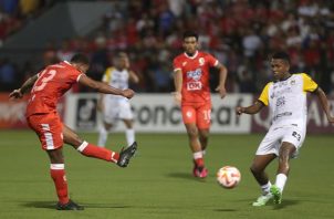 Arley Bonilla (i) de Real Estelí disputa el balón con Héctor Humberto Hurtado (d) del CAI. Foto: EFE