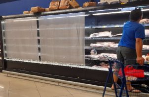 Los ciudadanos tratan de abastecerse de los productos que quedan en los supermercados. Foto. José Váquez 