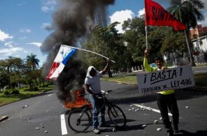 Manifestantes durante una jornada de protestas contra el contrato entre el Estado y Minera Panamá. Foto: EFE