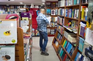 Un hombre en una librería.  EFE / Miguel Gutierrez