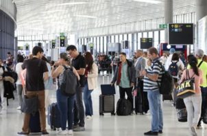 Viajeros en el aeropuerto Internacional de Tocumen. Foto: Archivo