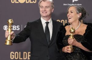 El director británico Christopher Nolan (i) y la productora británica Emma Thomas (d) posan en la sala de prensa de los Globos de Oro. Foto: EFE