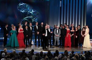 El elenco y el equipo de 'Succession' reaccionan después de ganar la mejor serie dramática . Foto: EE / EPA / Allison Dinner