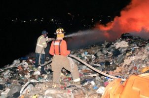 Bomberos de Panamá trabajan en la extinción del incendio en Cerro Patacón. Foto: Cortesía BCBP