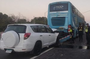 La camioneta impactó la parte trasera del bus, el conductor de la camioneta falleciera en el lugar. Foto: José Vásquez