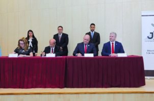 Firma del acuerdo de cooperación. Foto: Cortesía Tribunal Electoral