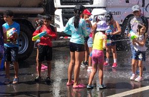 Los carnavales infantiles están destinados para que los menores puedan disfrutar las gustadas mojaderas. Foto: Thays Domínguez