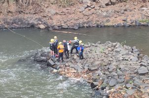 El cuerpo de la menor de edad fue ubicado a 10 metros de profundidad por los buzos del Cuerpo de Bomberos de Panamá. Foto. Eric Montenegro
