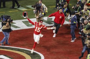 Patrick Mahomes, festeja ganar el Super Bowl ante 49ers. Foto: EFE