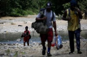  Migrantes cruzan el río Turquesa en Darién. Foto: EFE 