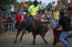 Jóvenes participan de una corrida de toros este sábado, durante el Festival Folclórico Nacional de La Mitra.