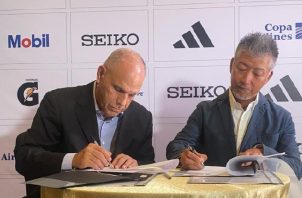 Gregorio Miró, presidente del Club Corredores del Istmo (izq.) y Fumio Tanaka, presidente de Seiko Panamá, firmaron el patrocinio. Foto:Víctor Arosemena