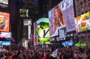 Actuación gratuita ofrecida por la cantante colombiana Shakira este martes en Times Square. Foto: EFE / Angel Colmenares