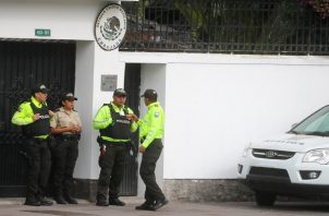  La Policía de Ecuador irrumpió el viernes en la Embajada de México en Quito y detuvo a Jorge Glas. Foto: EFE