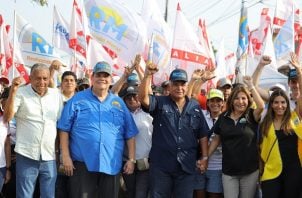 El candidato a la alcaldía capitalina (camisa azul), acompañando a José Raúl Mulino (a su derecha). Foto: Cortesía RM