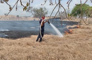En abril los incendios no han cesado como el de la foto, registrado en Sabana Grande, Los Santos. Foto: Cortesía Bomberos