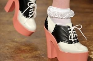 Una modelo luce unos zapatos con calcetines blancos.  Foto: EFE / EPA / Jason Szenes