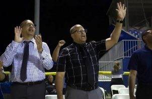 El pastor Julio Ramos(c) en una congregación cristiana en el Estadio Evelio Rivera Camacho en Guaynabo (Puerto Rico).  Foto: EFE / Thais llorca