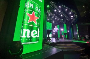 El maestro cervecero de Heineken, Willem van Waesberghe, da detalles sobre el producto que ahora es elaborado en Panamá. Foto: Francisco Paz
