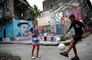 Jóvenes juegan fútbol en El Chorrillo, esperando que lleguen más infraestructura. Foto: EFE