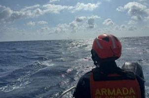 La Armada de Colombia rescata a tres pescadores que pasaron nueve días a la deriva. Foto: EFE