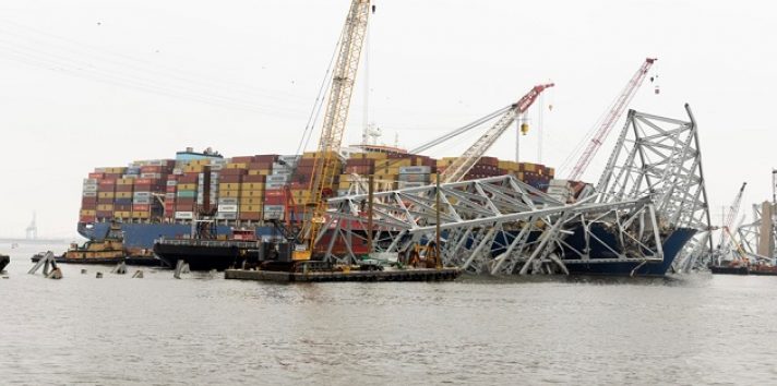 Los restos del puente Francis Scott Key  encima del carguero Dali. Foto: EFE