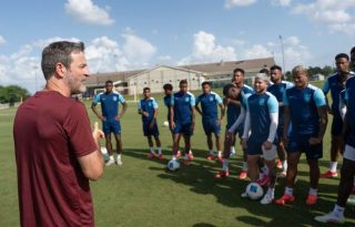 Thomas Christiansnen conversa con los jugadores. Foto: FPF