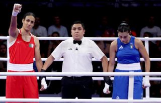 Imane Khelif de Argelia (izq.), generó mucha controversia en  los Juegos de París 2024, a su lado, Ángela Carini de Italia. Foto: EF