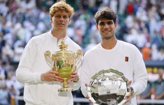 Jannik Sinner y Carlos Alcaraz con los trofeos en Wimbledon. Foto: EFE