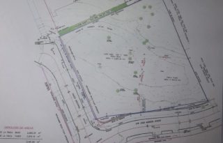 Delimitación del terreno que pertenece a la constructora (azul), y la servidumbre que, de acuerdo a la norma, deben respetar (verde).  Cortesía