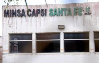 Fachada del Minsa Capsi en Santa Fe, cuya construcción fue paralizada, estando a punto de entregarse. Archivo