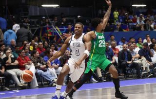 Jahmius Ramsey, de Estados Unidos, disputa el balón con Reynan Santos de Brasil. Foto: EFE