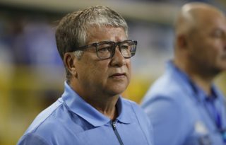 Hernán 'El Bolillo' Gómez, técnico de El Salvador. Foto: EFE