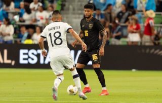 Andrés Andrade, de Panamá (der.) y Oscar Santis, de Guatemala, durante la pasada Copa Oro. Foto: FPF 