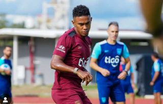 Édgar Yoel Bárcenas en los entrenamientos del seleccionado mayor. Foto: FPF