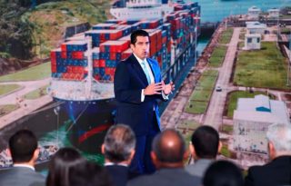 El ministro del Canal, José Ramón Icaza, detalla los proyectos de inversión.  Cortesía