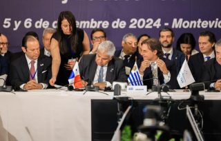 Momento en que el presidente Mulino firma la suma de Panamá como Estado Asociado del bloque. Archivo